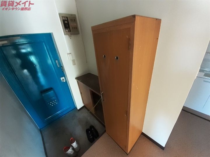 シバタマンションの玄関