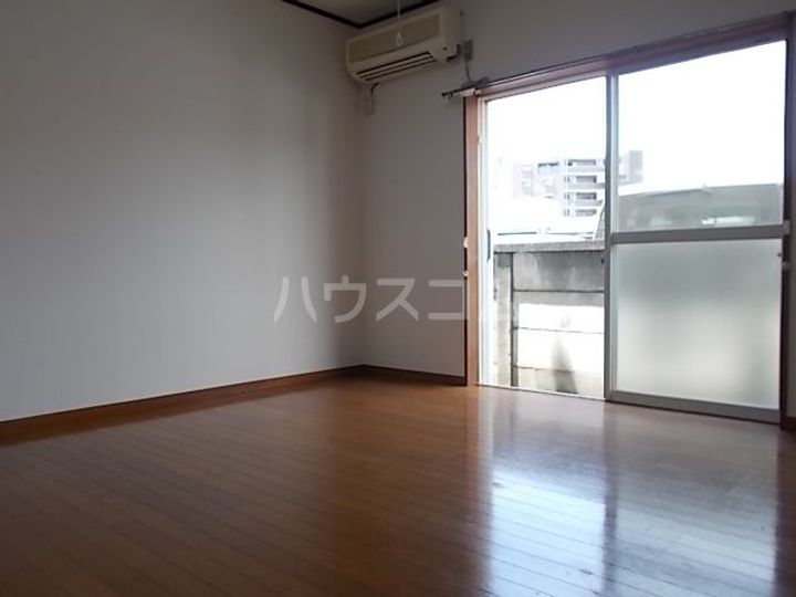 シャルムスズキVの居間