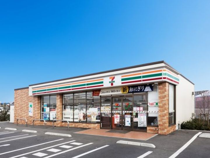 スリーサンズの周辺