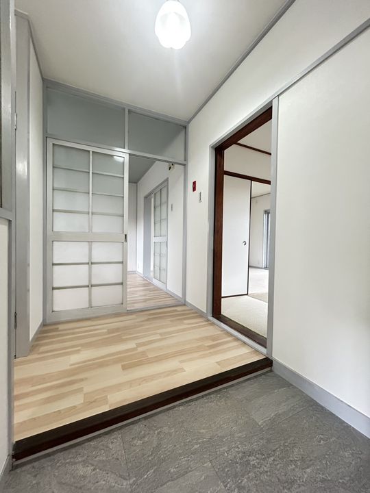 上高丸南住宅1号棟の玄関