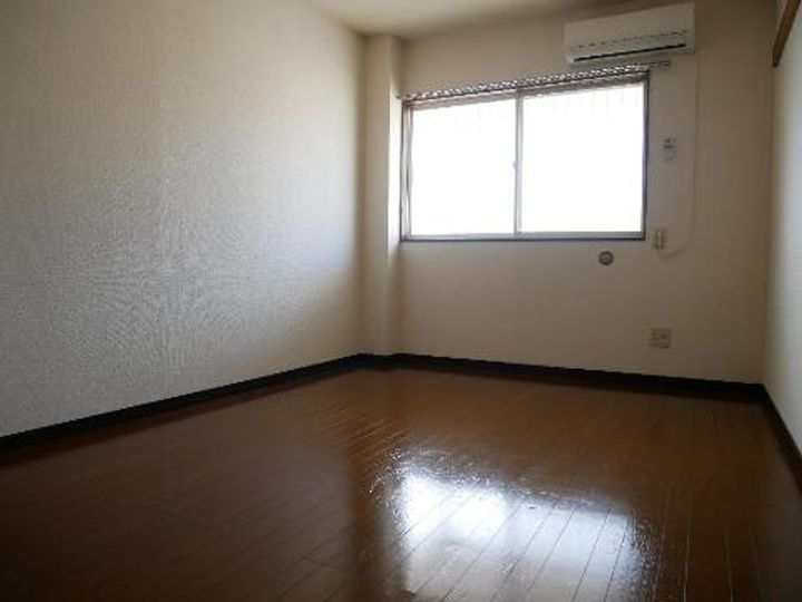 サープラスIIグリーンビレッジの居間