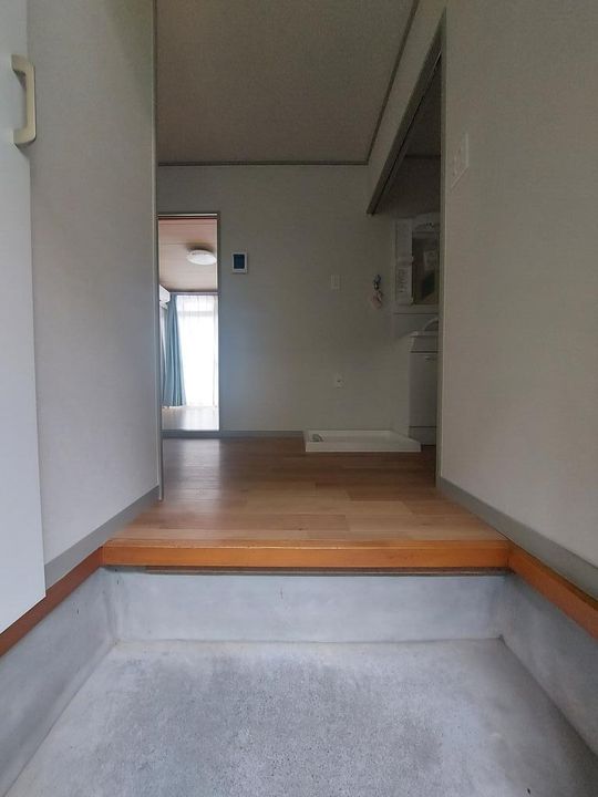 れいろうハイツの玄関