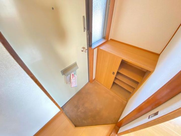 若草ハイツの玄関