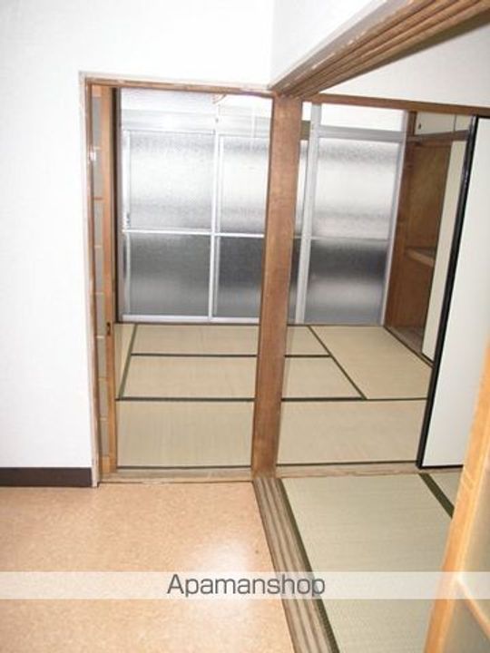 興里鈴丸ビルの居間