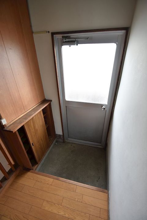 弥生荘の玄関
