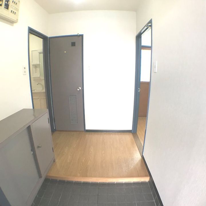 エクシード中央の玄関