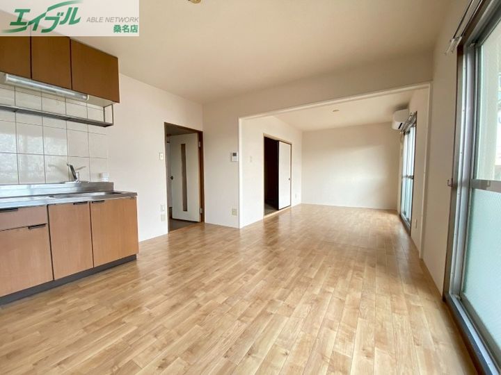 リゾン学南の居間