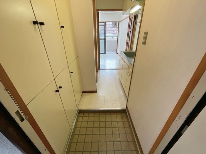 レジデンス天一の玄関