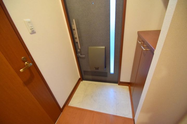 エステート旭の玄関