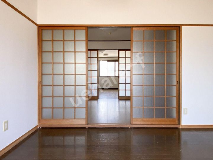 鳳幸マンションの居間