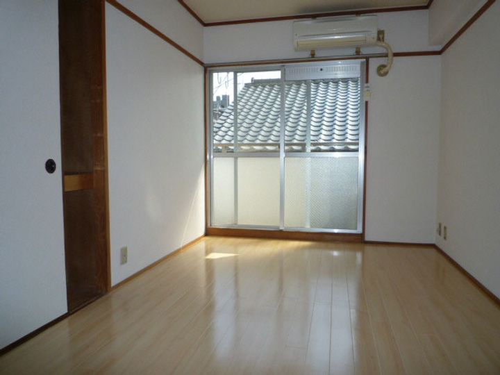 第8佐野ビルの居間