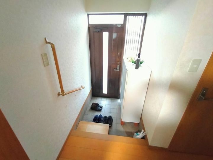大阪府寝屋川市池田本町(一戸建)の賃貸物件の玄関