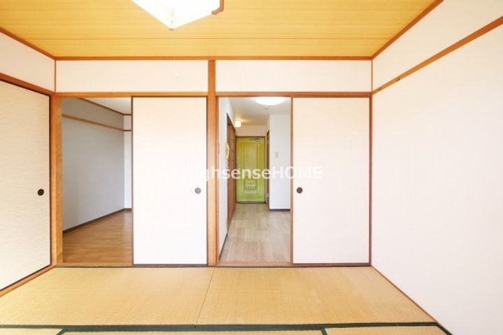 フロンティア放出の居間