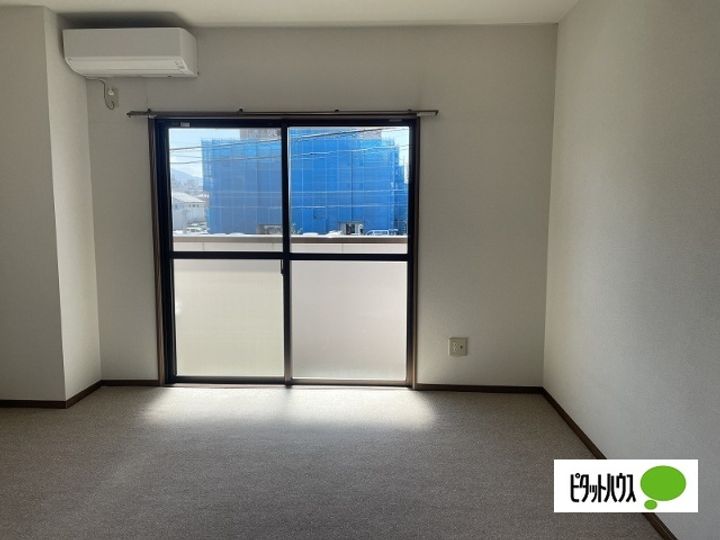 ダリヤビルの居間