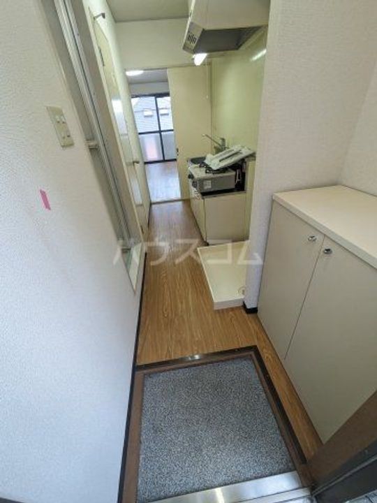 エルデ明大前の玄関