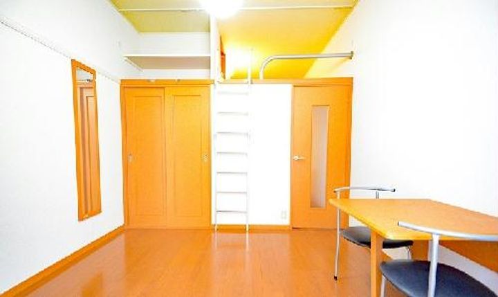 レオパレスコンドミニアム西原の居間