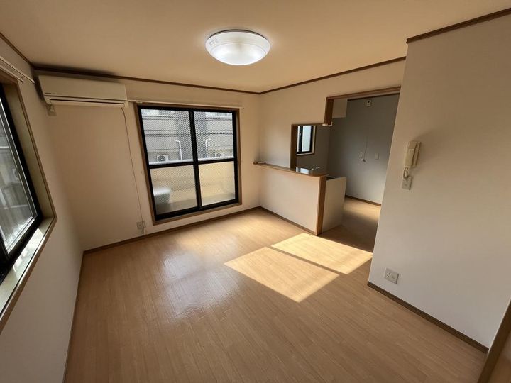 エクセレントスリーフォーの居間