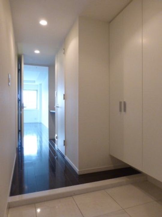 東京都港区虎ノ門1(マンション)の賃貸物件の玄関