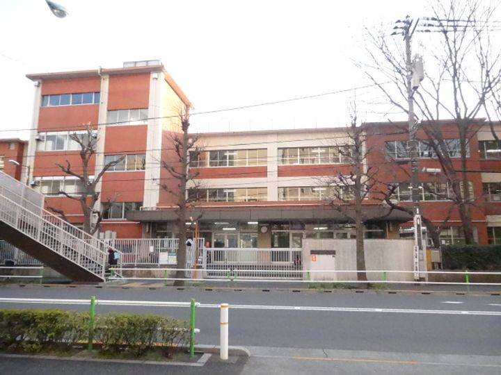 根の上マンションの周辺