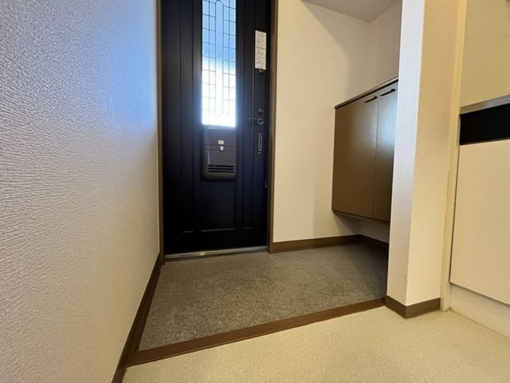 ファーニッシュド・ステイ諏訪四賀壱番館の玄関