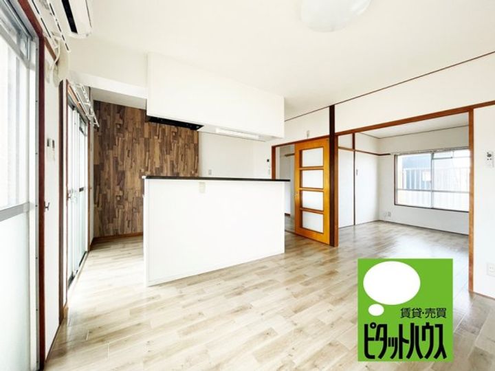 青井ビルの居間