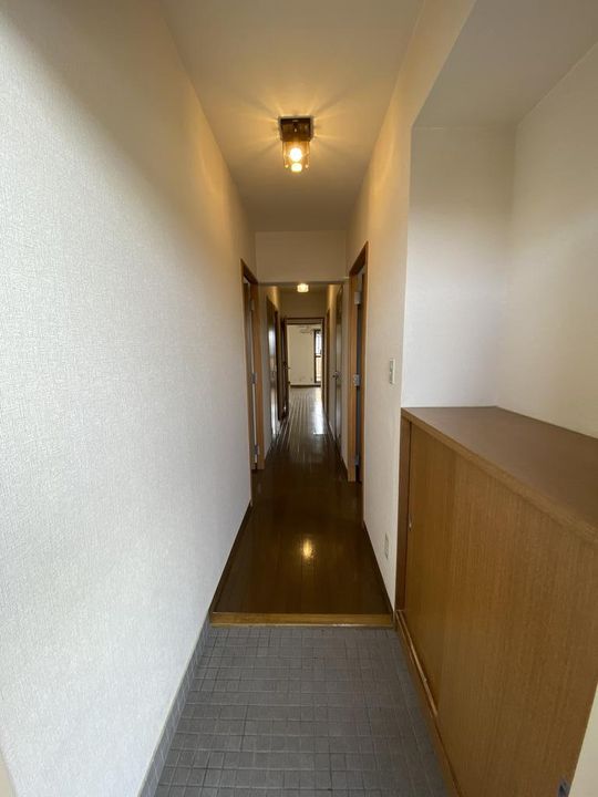 マロニエハイツ今泉の玄関