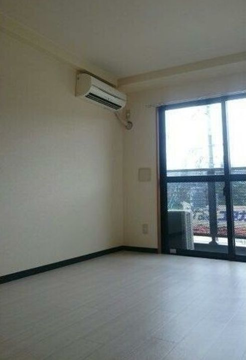 アパートメント膳所の居間