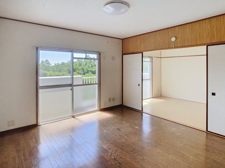 ファミール物部の居間