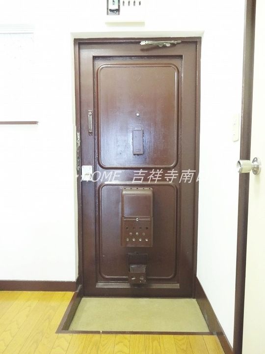 武蔵野ハイツの玄関