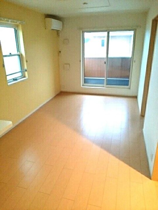 エデンIIの居間