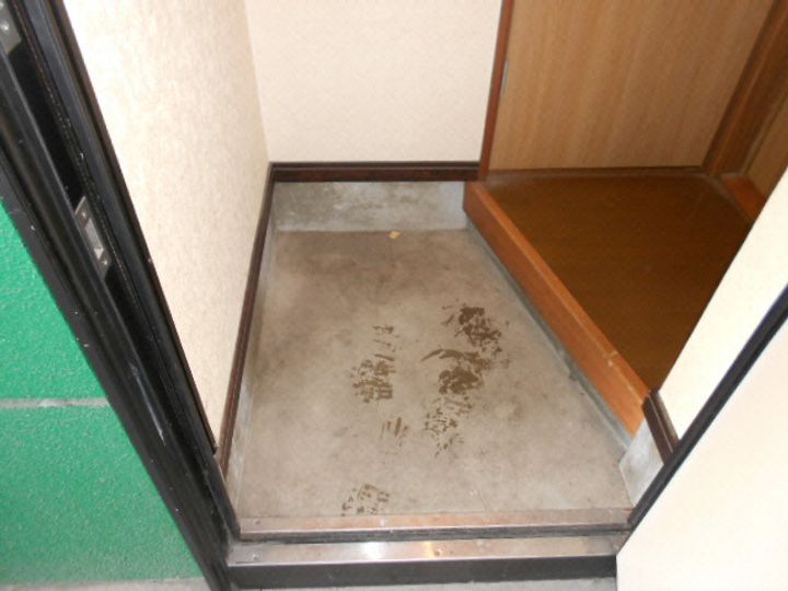 ファーストハイツの玄関