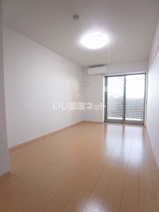 埼玉県八潮市大瀬5(マンション)の賃貸物件の居間