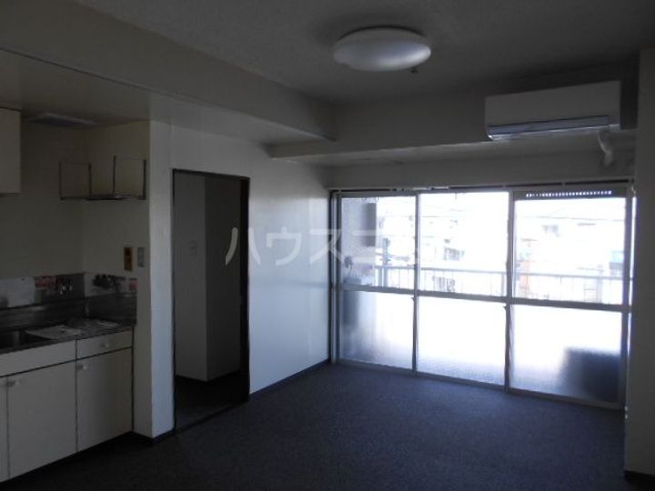 浅井ビルの居間