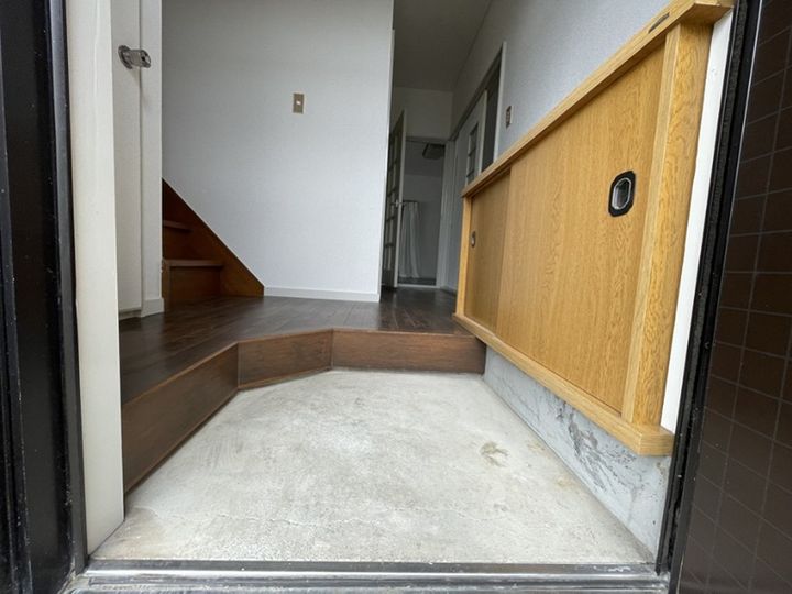 穂谷野コーポの玄関