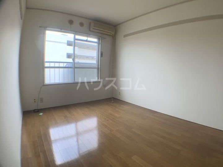 礒沼ハイツの居間