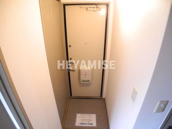 ハイカムール間瀬貝Bの玄関