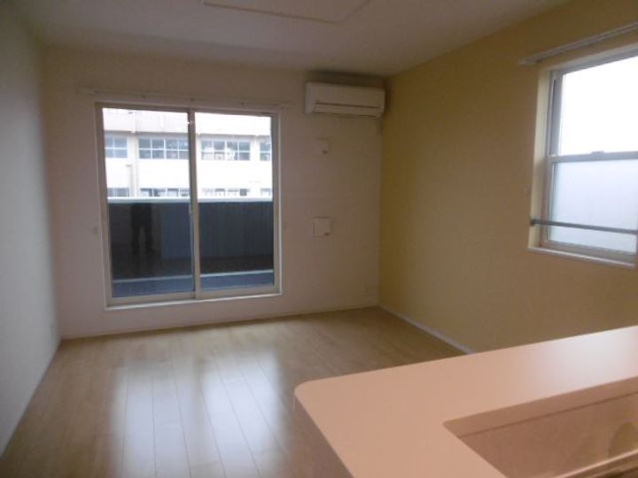 第5レジデンス朝日Aの居間