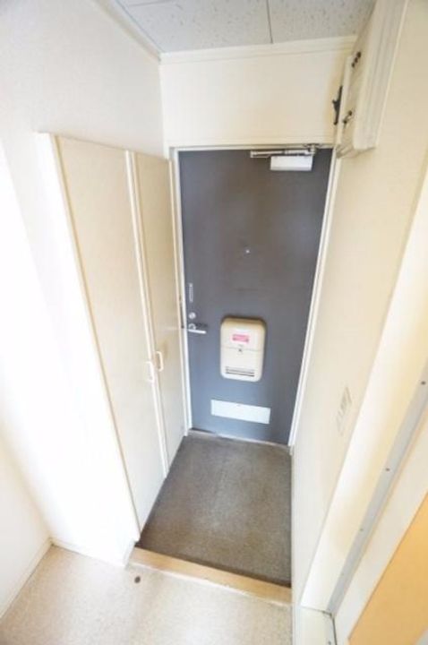 GRASS SQUARE 七番館の玄関