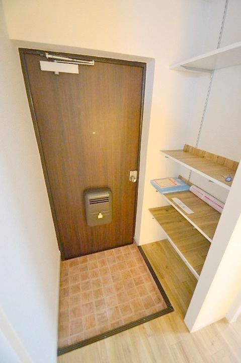 香川ビルの玄関