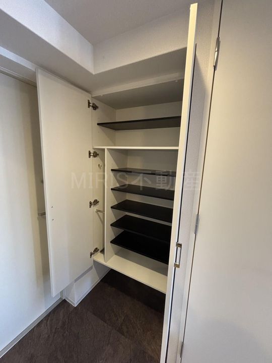 セレニテ江坂エクラの玄関