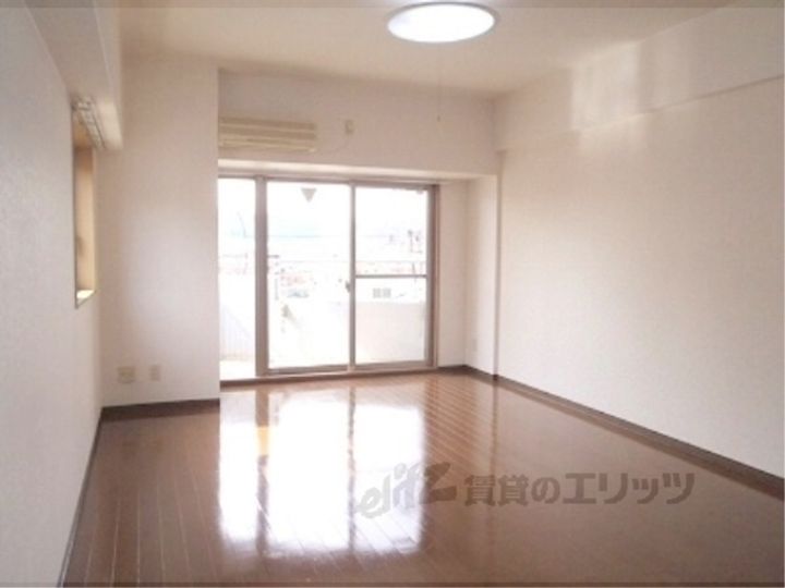 山科IMビルの居間