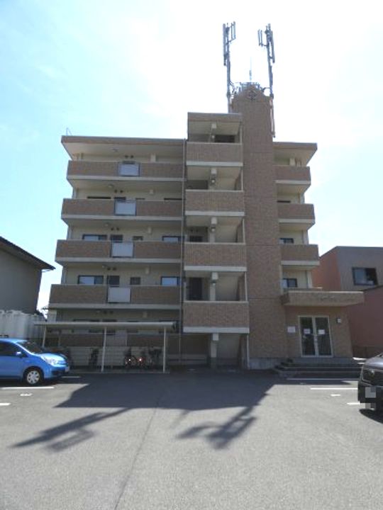 ロイヤルフラッツの外観