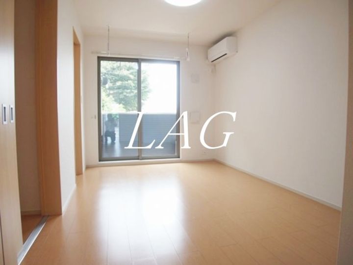 ジュネスIIIの居間