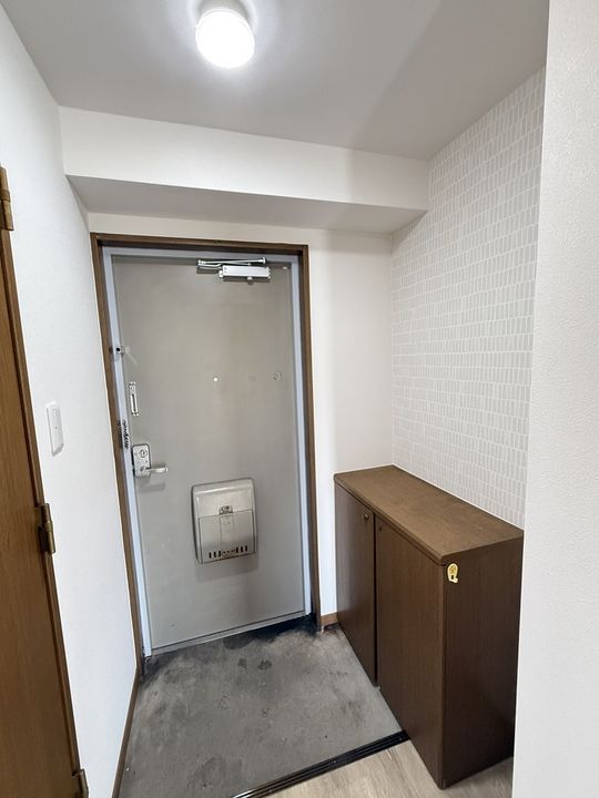 山の田アカマツハイツの玄関