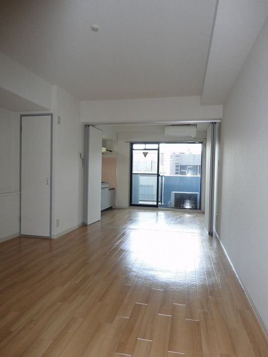 天神ビルの居間