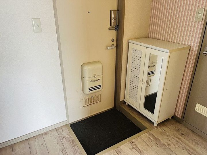 ビバライフ沼C棟の玄関