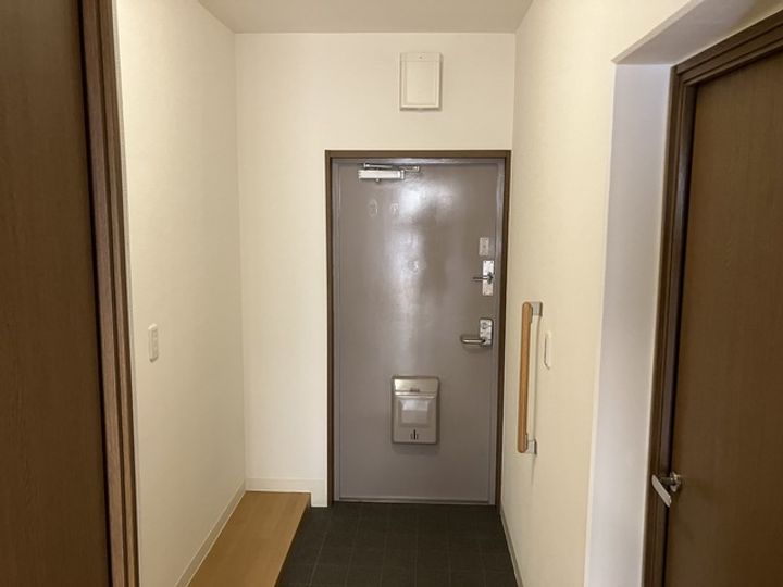 URルゼフィール井吹台の玄関