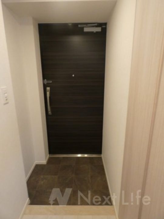 東京都町田市原町田5の賃貸マンションの玄関