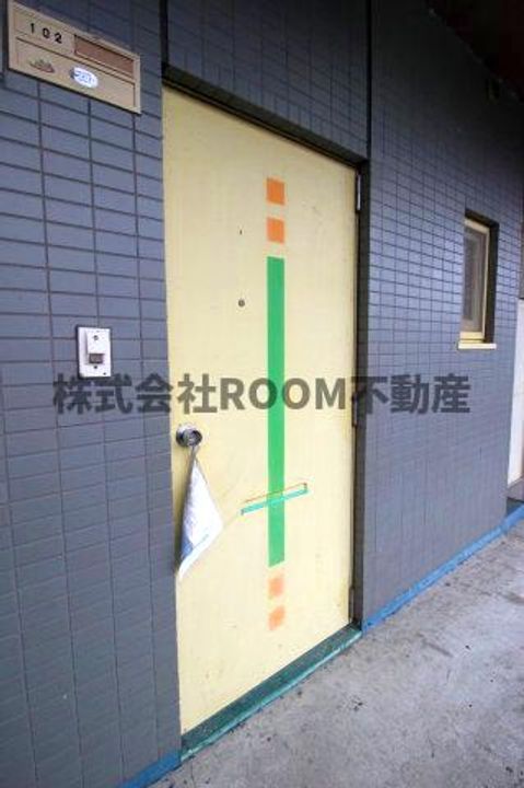 東和ビルの玄関
