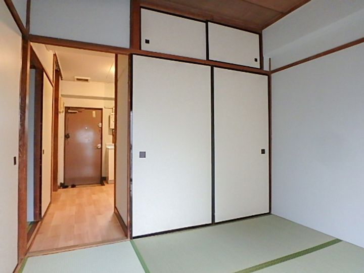 横乾ビルの居間